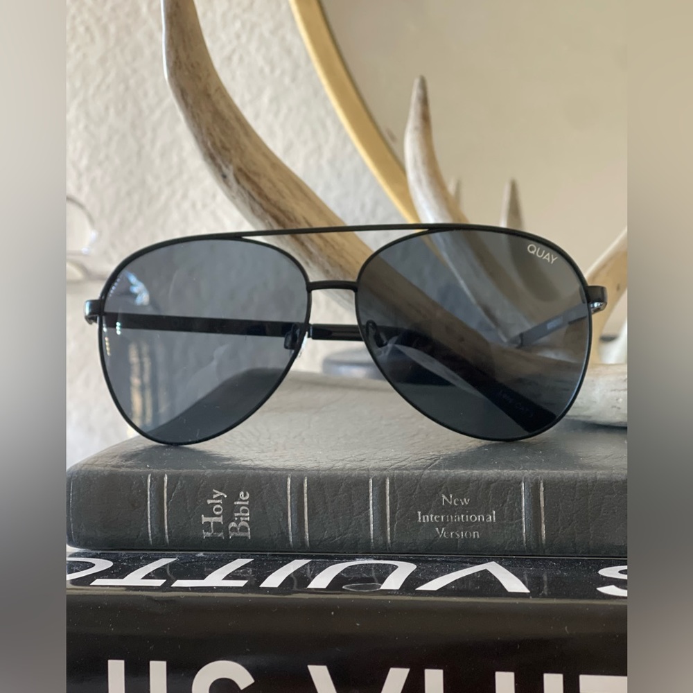 Black QUAY aviators